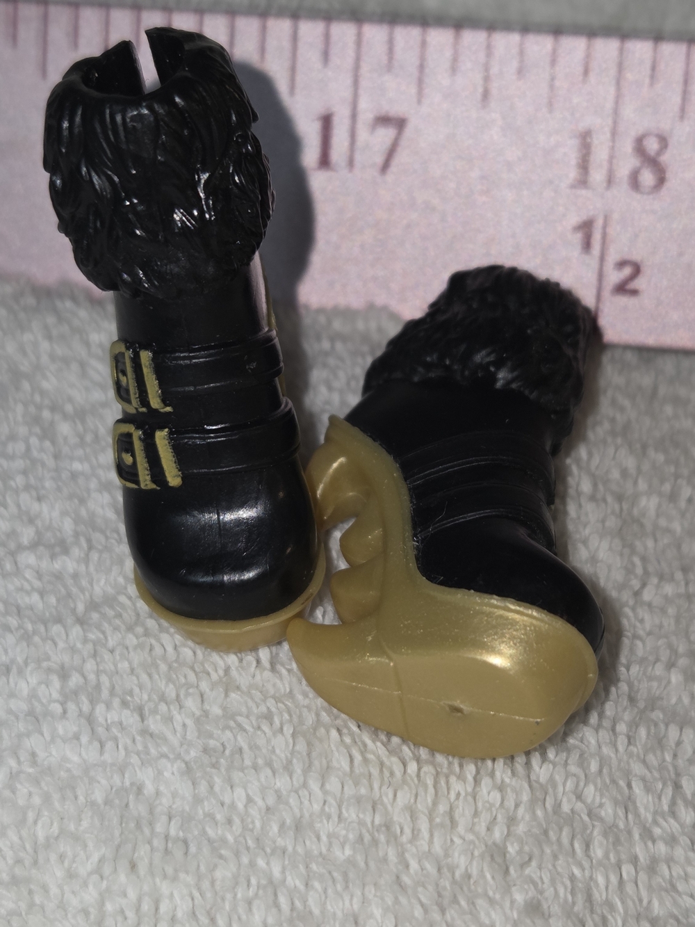 Mattel Monster High Clawdeen Sweet 1600 Black and Gold Doll Boots with Buckle